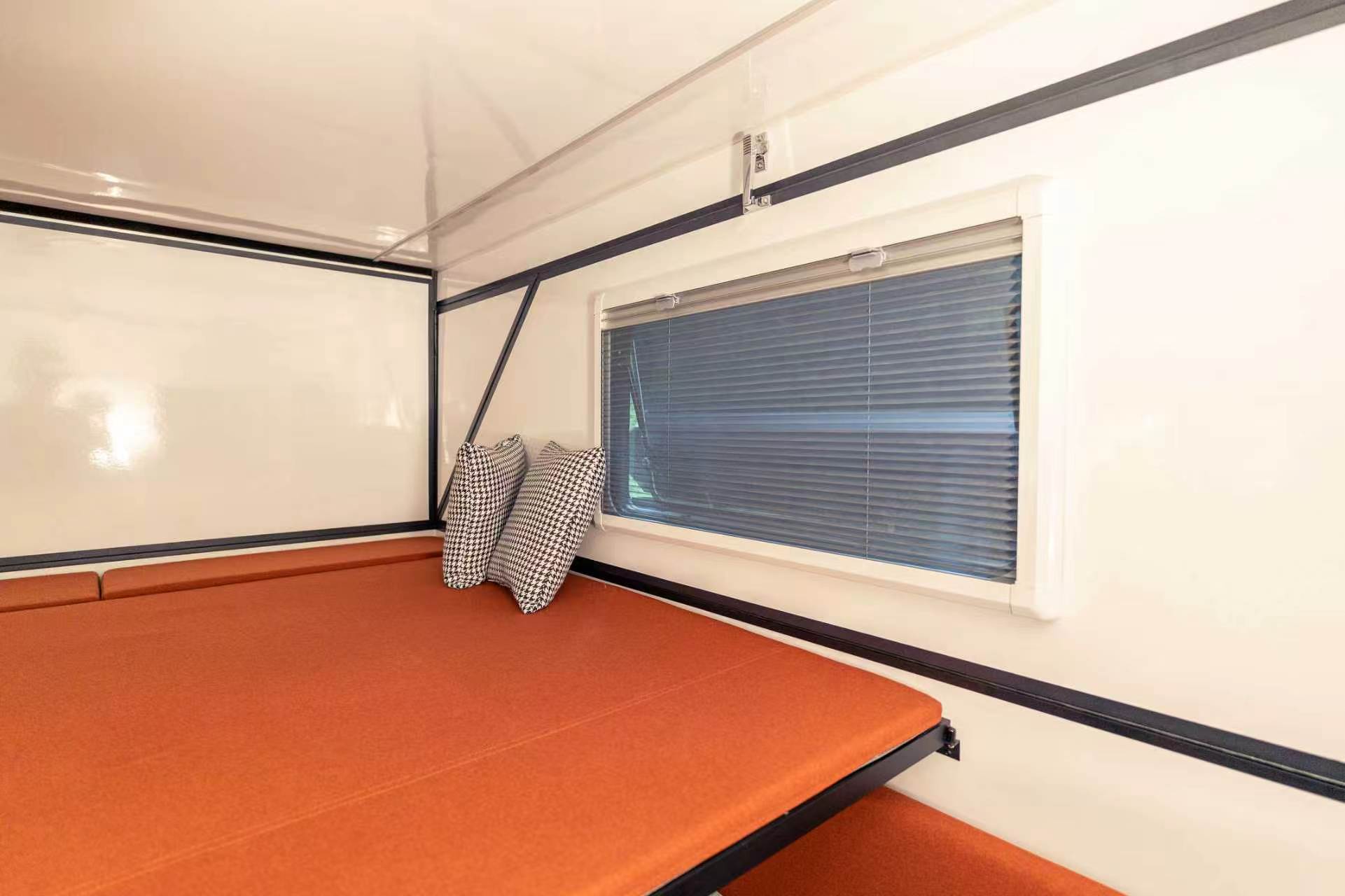 Hard side pop up roof:
